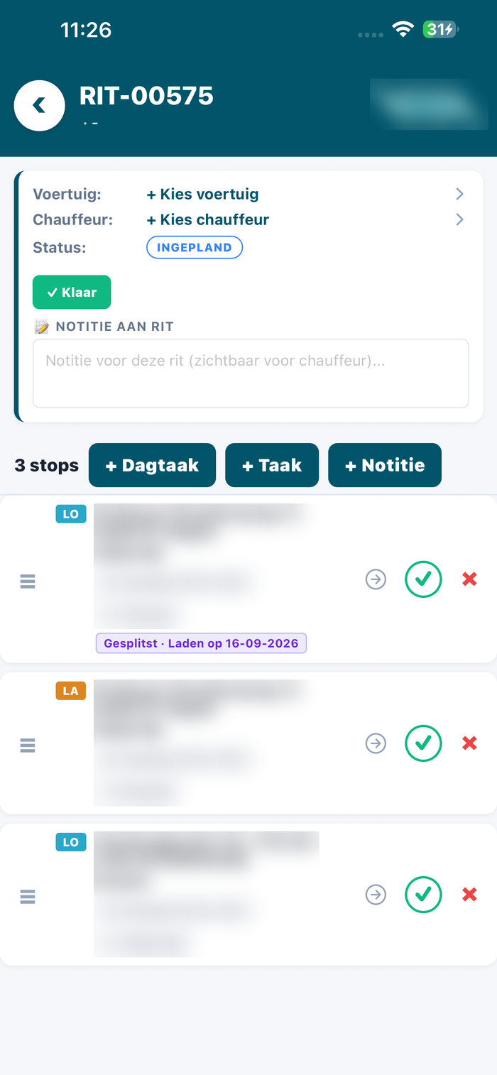 Een rit bewerken: voertuig en chauffeur kiezen en stops verslepen